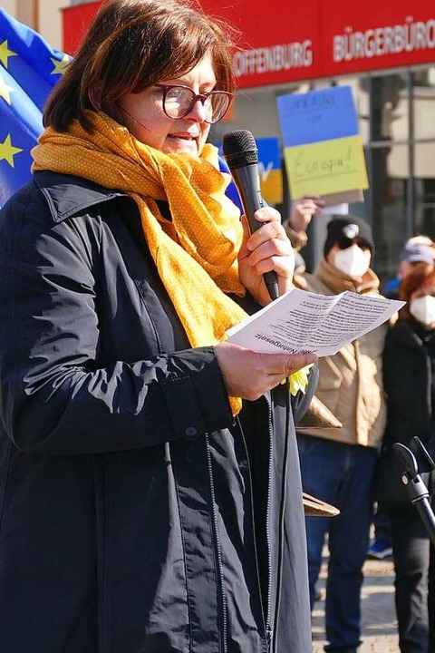 Ulrike Finger von Pulse of Europe Offe...et die Kundgebung auf dem Rathausplatz  | Foto: Helmut Seller