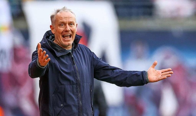 SC-Trainer Christian Streich und sein ...l-Halbfinale zum Hamburger SV  reisen.  | Foto: Jan Woitas (dpa)