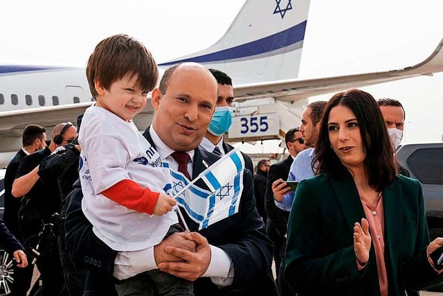 Israels Premierminister Naftali Bennet...rael hunderte Geflchtete aufgenommen.  | Foto: MAYA ALLERUZZO (AFP)