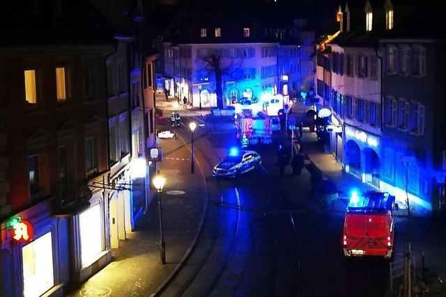 Tee auf Holzkohle lst Feuerwehreinsatz in Freiburger Altstadt aus