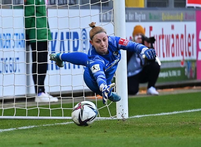 Musste in Wolfsburg viermal hinter sich greifen: SC-Torhterin Rafaela Borggrfe  | Foto: Achim Keller