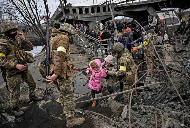 Wohin nur? Wo ist es sicher? Ziviliste...Brcke in Irpin nordwestlich von Kiew.  | Foto: ARIS MESSINIS (AFP)