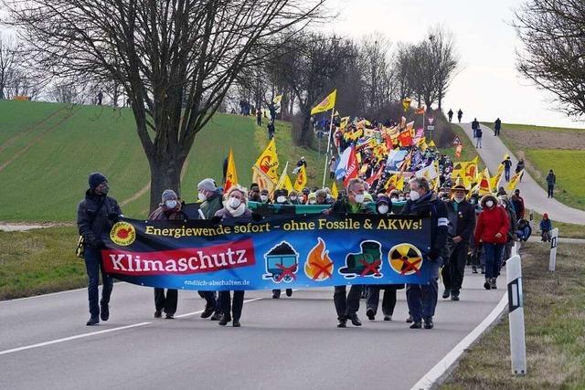 Mehrere Hundert Menschen bei Protest am Atomkraftwerk Neckarwestheim