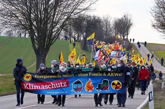 Mehrere Hundert Menschen protestieren ...he des Atomkraftwerks Neckarwestheim.  | Foto: Andreas Rosar (dpa)