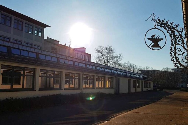 Die Variante 3 sieht den Abbruch des b...und einen mehrgeschossigen Neubau vor.  | Foto: Gerhard Walser