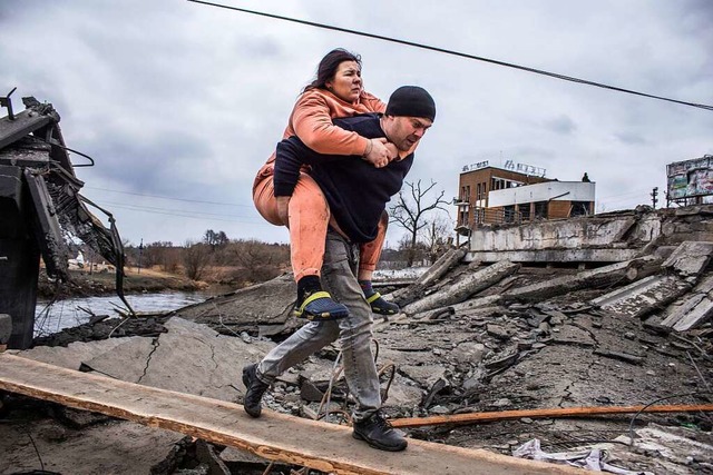 Auf der Flucht in Irpin bei Kiew  | Foto: Oleksandr Ratushniak (dpa)
