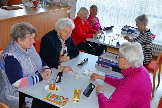 Bei Gesellschaftsspielen genieen die ...keit und eine willkommene Abwechslung.  | Foto: Yvonne Siemann