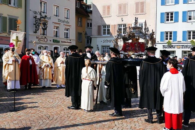 Zum Abschluss des Festgottesdienstes w...e Deum auf den Mnsterplatz getragen.   | Foto: Axel Kremp