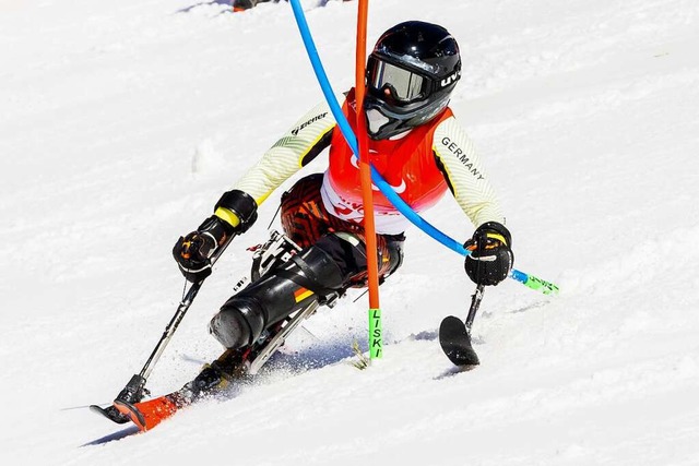 Die deutsche Para-Sportlerin Anna-Lena... einer Monoski-Schale die Piste hinab.  | Foto: Christoph Soeder (dpa)