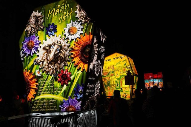 Bunte, knstlerisch bemalte Laternen erhellen am Montag die Stadt.  | Foto: Lisa Petrich