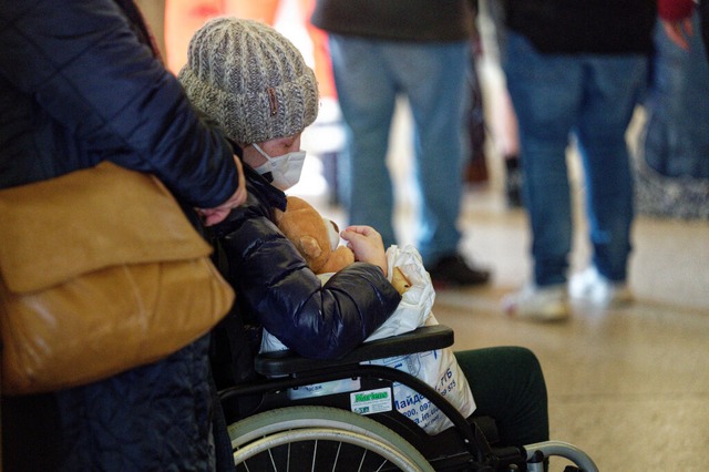 Krebskranke Kinder aus der Ukraine kommen im Essener Klinikum  an.  | Foto: Henning Kaiser (dpa)