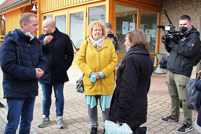 Eisenbachs Brgermeister Karlheinz Ron...scherin Nina Pawlenko am Sonntagabend.  | Foto: Gert Brichta