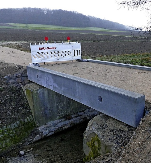 Das alte Fundament zeigt: Die frhere ...bahn. Jetzt wird  es seitlich moniert.  | Foto: Victoria Langelott