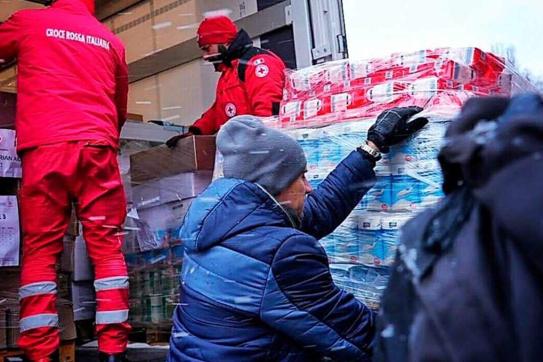 Freiwillige Helfer des Italienischen R...sgüter für das Rote Kreuz der Ukraine.  | Foto: Annalisa Ausilio (dpa)
