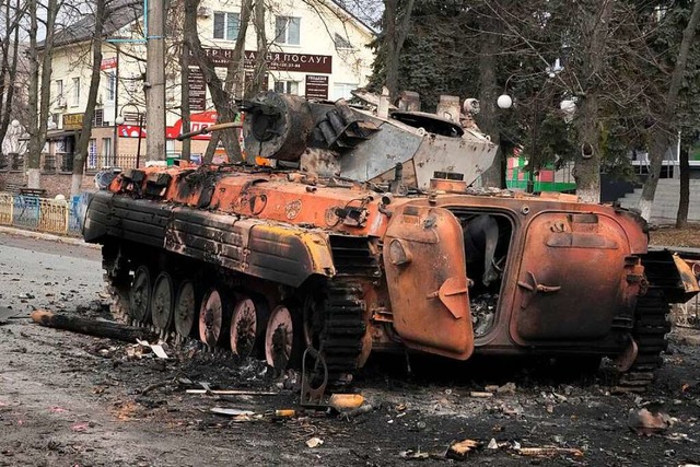 Ein zerstrter militrischer Mannschaf...dem zentralen Platz der Stadt Makariw.  | Foto: Efrem Lukatsky (dpa)