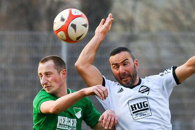 Augen zu und durch: Richard Wunderlich...nen-Hllstein gehen ins Kopfballduell.  | Foto: Gerd Grndl