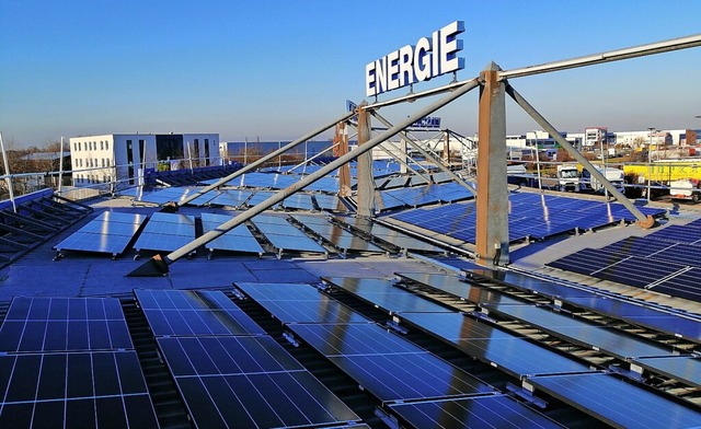 Auf einem Dach der Gnther Energie &am...bH entsteht klimafreundliche Energie.   | Foto: Focus Energie