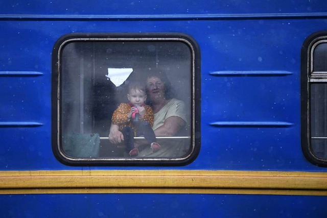 Warten auf die Abfahrt nach Polen: ein...m Bahnhof von Lviv in der Westukraine   | Foto: DANIEL LEAL