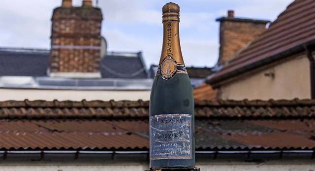 Werbung in einem Winzerort bei Reims: ...l&#8220; fr Lebenslust und bse Gier.  | Foto: Vincent Isore via www.imago-images.de