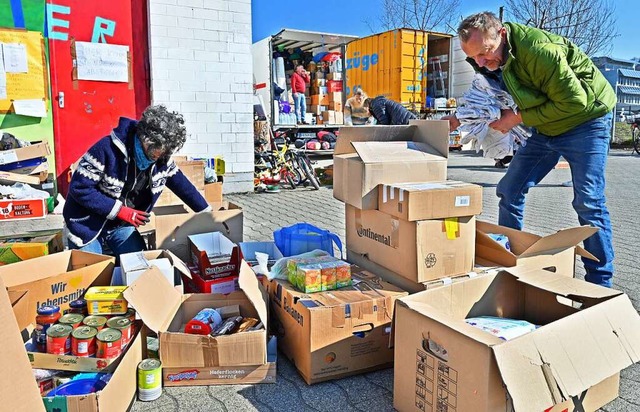 Helfer packen Kisten um und ein.   | Foto: Michael Bamberger