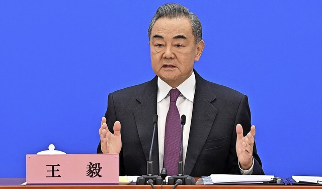 Auenminister Wang Yi machte am Montag...tler im Ukraine-Konflikt rechnen kann.  | Foto: Li Xin (dpa)