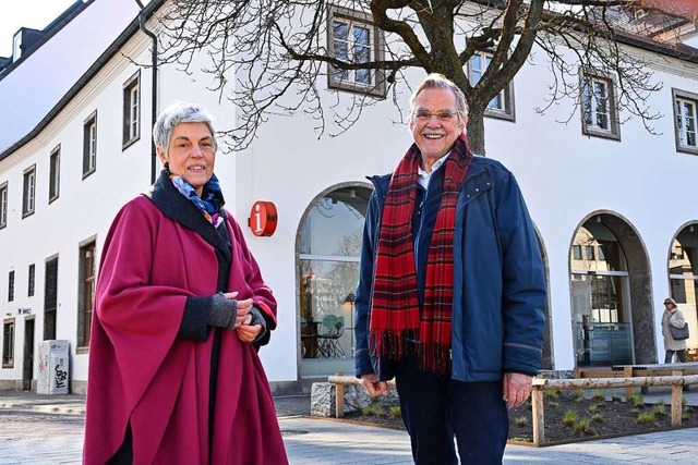 Monika Rappenecker und Wolfgang Dstne...s Ort des zuknftigen NS-Dokuzentrums.  | Foto: Thomas Kunz