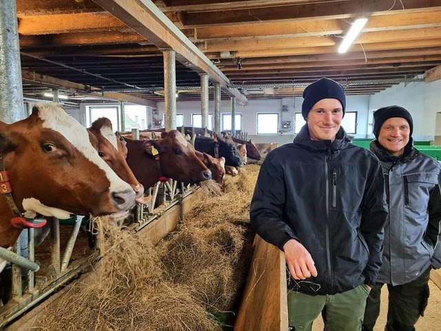 Jonas Saier (links) und sein Vater Fridolin sind Landwirte aus berzeugung.  | Foto: Nadine Klossek-Lais