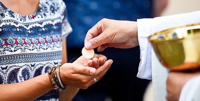 Die geheiligten Gaben  von Brot und We...ntieren den Leib und das Blut Christi.  | Foto: Gerhard Seybert (stock.adobe.com)