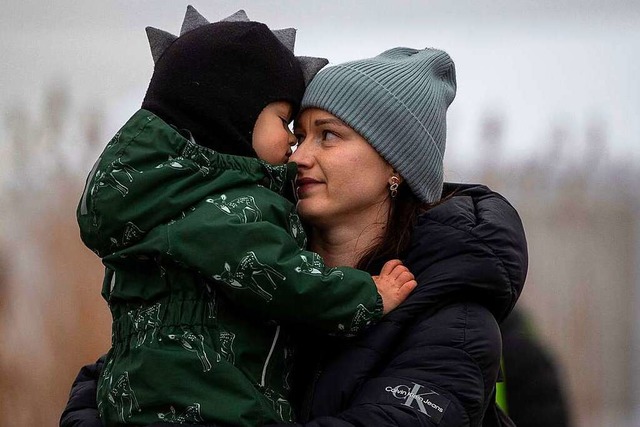 Erst einmal in Sicherheit: Eine ukrain...st mit ihrem Kind in Polen angekommen.  | Foto: Visar Kryeziu (dpa)