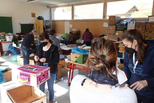 Viele packten in Oberprechtal mit an, ...spenden zu sortieren und zu verpacken.  | Foto: Roland Gutjahr