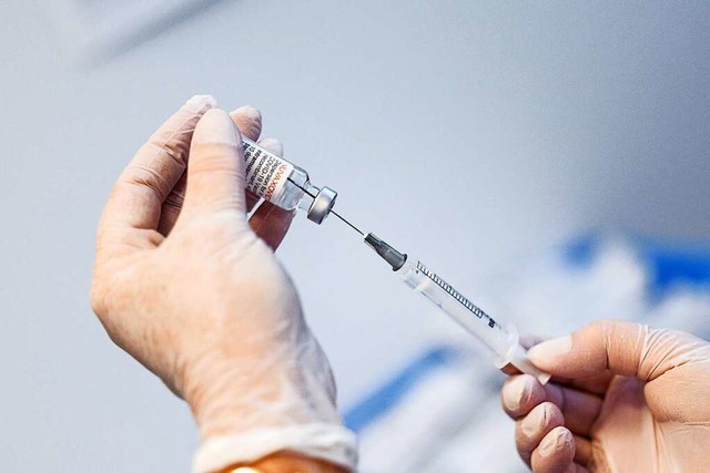 Eine Krankenschwester zieht  den Impfs...vax auf eine Spritze auf. (Symbolbild)  | Foto: Matthias Balk (dpa)