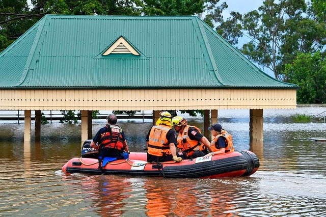 In Camden im Sdwesten Sydneys haben Rettungskrfte ein Boot zu Wasser gelassen.  | Foto: Dean Lewins (dpa)