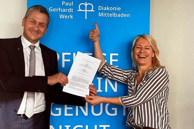 Silke Boschert und Christian Keller na...r Vertragsunterzeichnung in Offenburg.  | Foto: Ortenau Klinikum