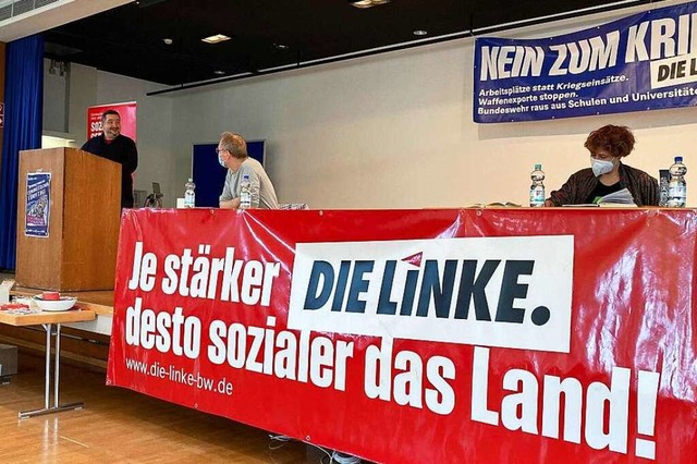 Landessprecher Elwis Capece (links) hi...erbands der Linkspartei einen Vortrag.  | Foto: Privat