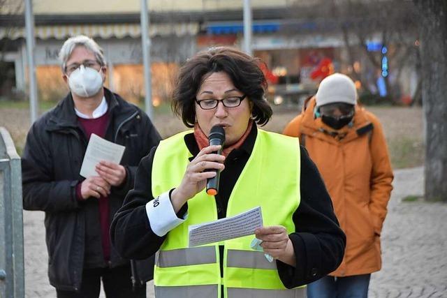 Rund 100 Menschen demonstrieren in Rheinfelden fr den Frieden