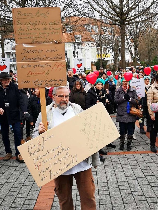 Demonstration  gegen die einrichtungsb...licht vor dem Landratsamt in Offenburg  | Foto: Ralf Burgmaier