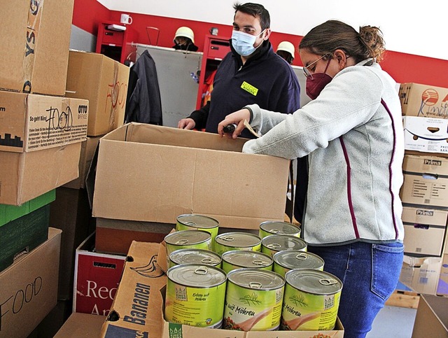 Feuerwehrfrau Gina Steinle packt Leben...sammelt die Kartons auf einer Palette.  | Foto:  Yvonne Wrth