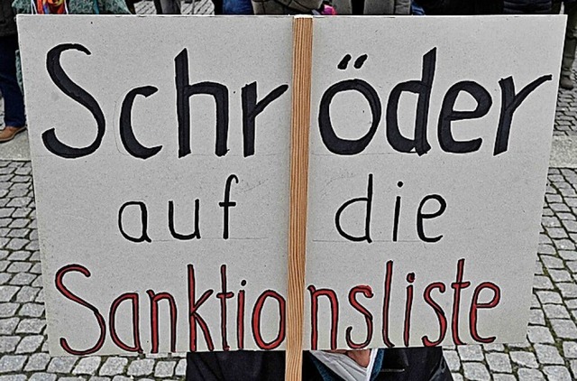 Protestplakat in Berlin  | Foto: JOHN MACDOUGALL (AFP)
