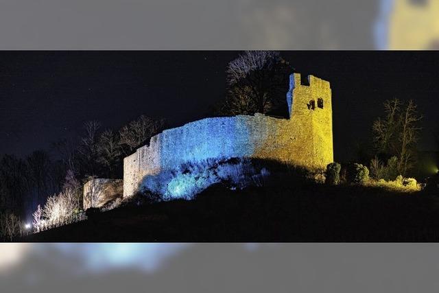 Burg Lichteneck erstrahlt in den Farben der Ukraine