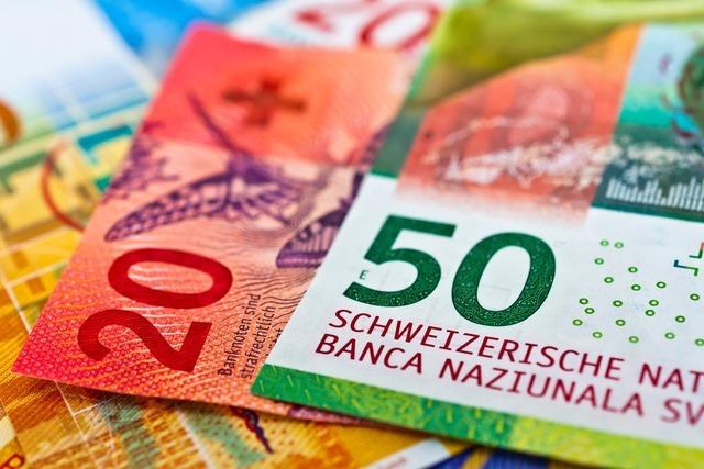 Anleger wechseln vom Euro zu Schweizer Franken und US-Dollar
