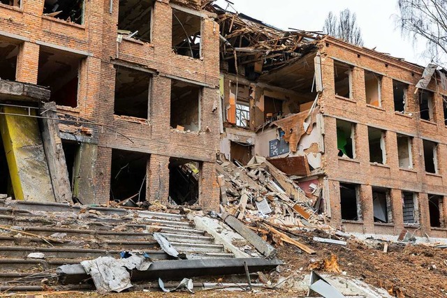 Das zerstrte Gebude einer Sekundarsc...erung in umkmpften Stdten weiter zu.  | Foto: Mykhaylo Palinchak (dpa)