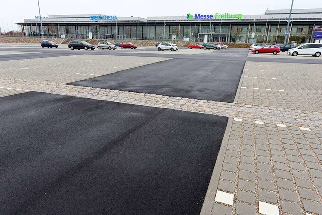 Auf dem Messeparkplatz gelten nun wied...egelungen. Frs Impfen gibt es Rabatt.  | Foto: Ingo Schneider