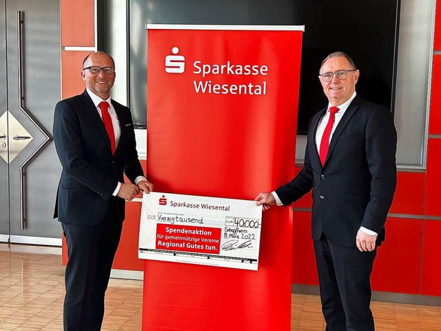 Georg ckert (links) und Lothar Mller...der Sparkasse prsentieren den Scheck.  | Foto: Hans-Jrgen Hege