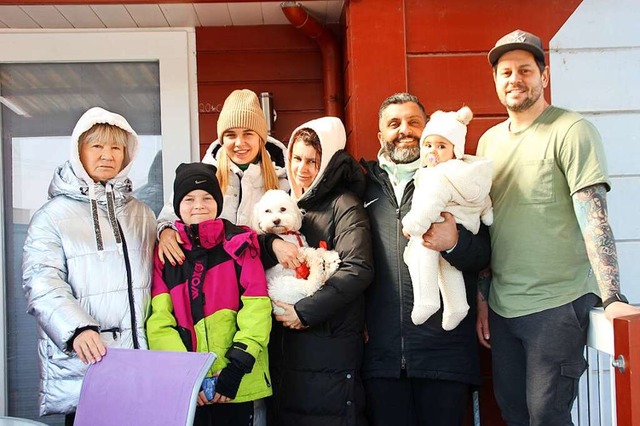 Die Familie aus der Ukraine in Rust: O...ienwohnung-Besitzer Christoph Lehmann.  | Foto: Erika Sieberts
