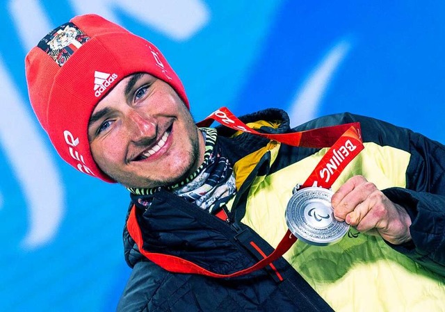 Marco Maier vom SV Kirchzarten, hier mit seiner Silbermedaille aus dem Biathlon  | Foto: Jens Bttner (dpa)