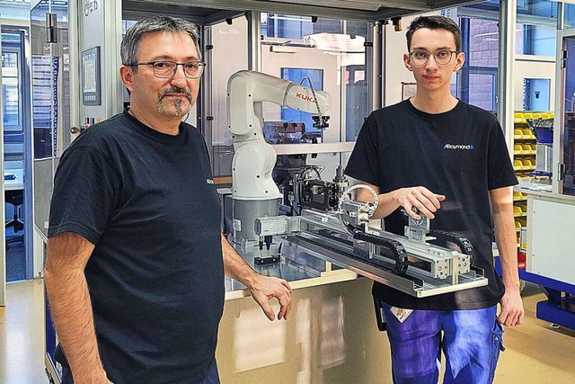Vater und Sohn bei ARaymond: Oliver Bo...ie Roboter in der Kunststofffertigung.  | Foto: A. RAYMOND GmbH & Co. KG