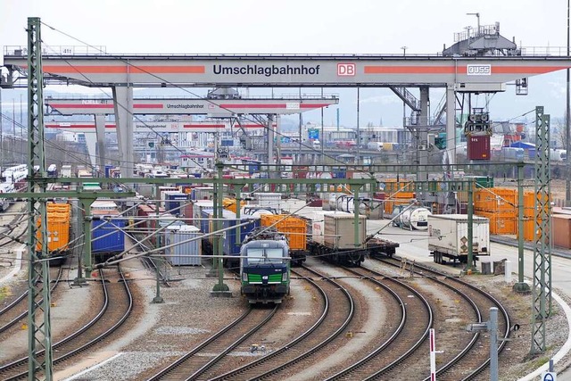 Die Deutsche Bahn will ihren Umschlagb...f in Weil am Rhein deutlich erweitern.  | Foto: Victoria Langelott