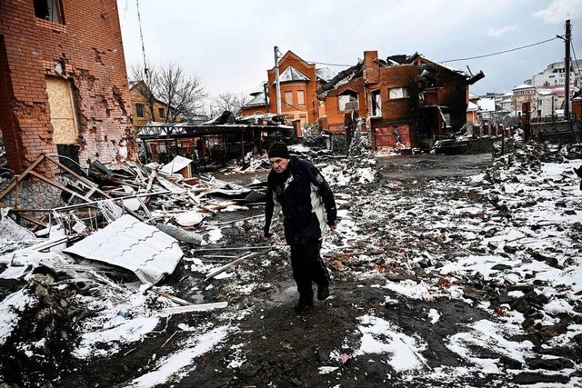 Ein Mann luft nach einem russischen Luftangriff durch  Bila Tserkva.  | Foto: ARIS MESSINIS (AFP)