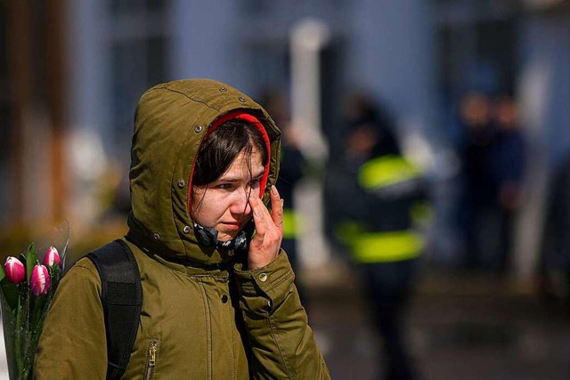 Eine Geflchtete wischt sich am Dienst...enze in Siret, Rumnien die Trnen ab.  | Foto: Andreea Alexandru (dpa)