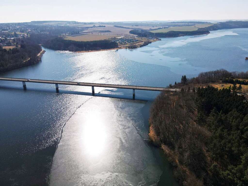 Zeulenroda: Die Sonne spiegelt sich im Wasser der Zeulenrodaer Talsperre.